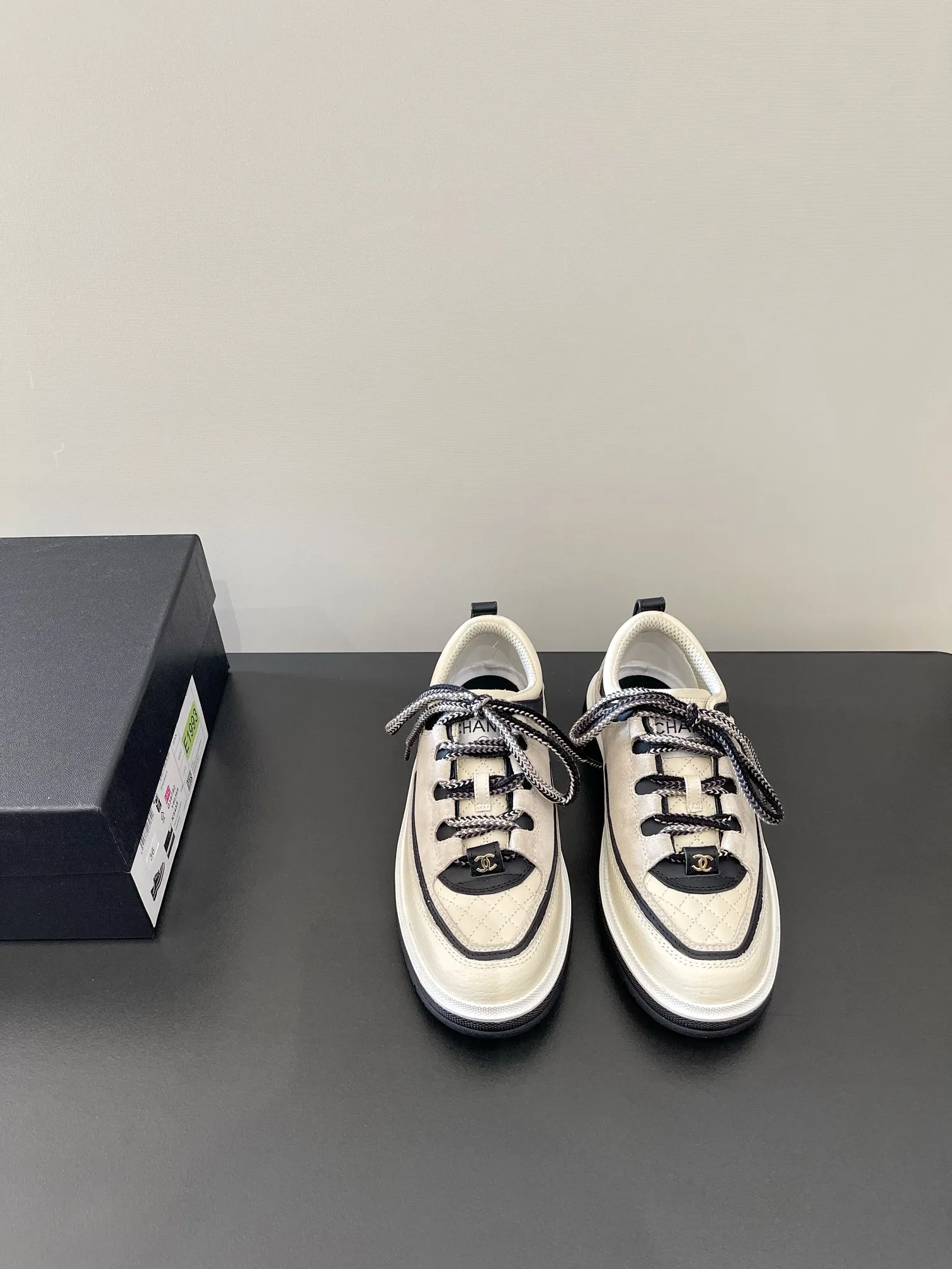 👟👟Ex-factory price 560👟👟 𝐂𝐇𝐀𝐍𝐄𝐋 Chanel's latest diamond lace sports sneakers in new colors ✔️ Full cowhide leather surface. The new color matching fabric adds many elements to make it look very delicate. When you put it on, your legs will become longer in seconds. The authentic replica of the counter. The upper part can be said to be really super good! Size: 35-41 original packaging
